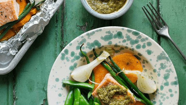 Foliepaket på grillen med sötpotatis och lax