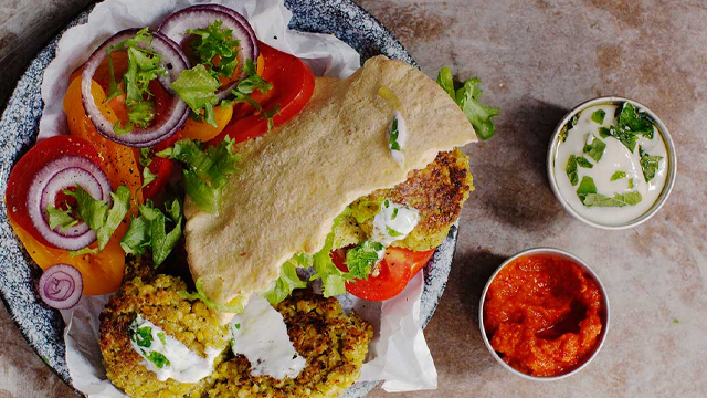 Falafel med tillbehör på en tallrik. 