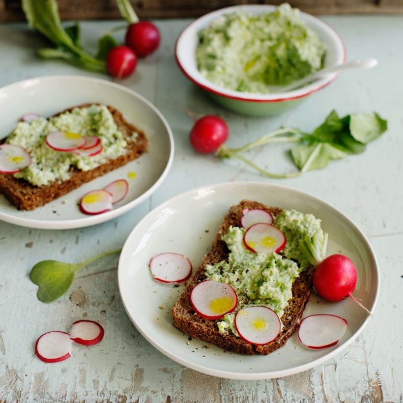 Ärtricotta på en brödskiva.