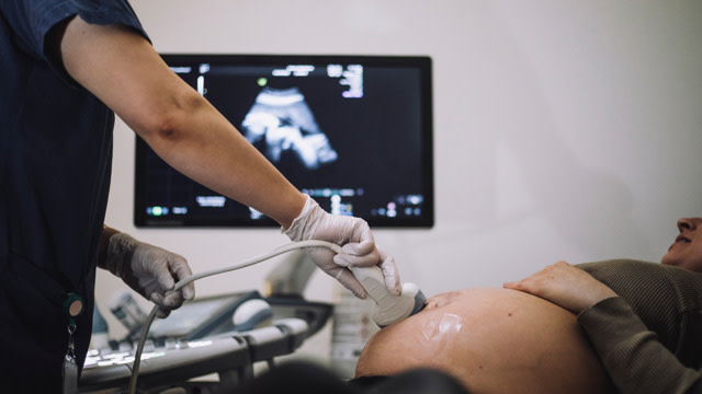 Gravid kvinna gör ultraljud