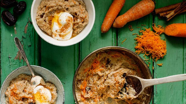 Morotsgröt i en kastrull.