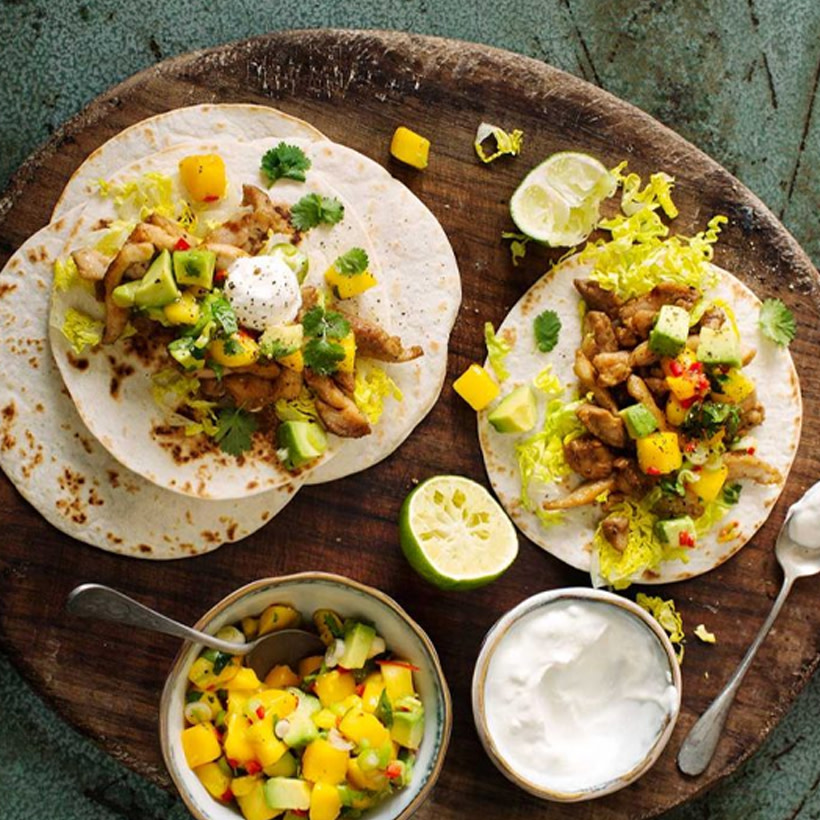 Kycklingtacos på en skärbräda.