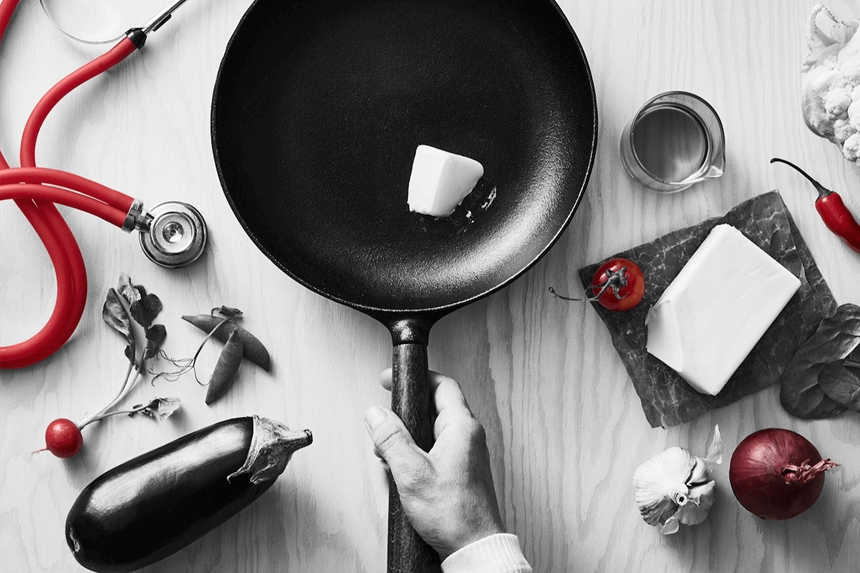 Ett bord med mat och en stekpanna med smör