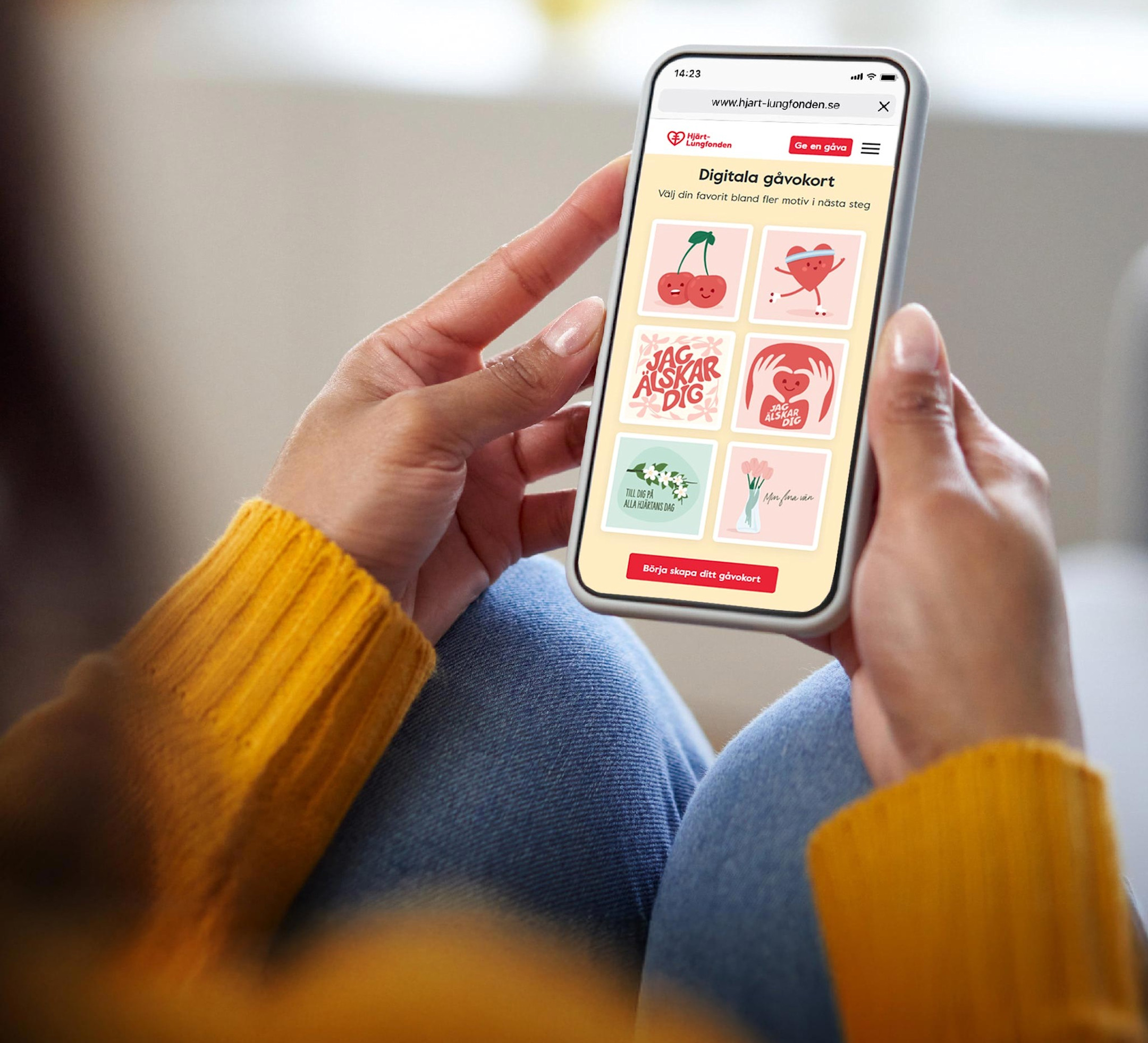 Kvinna håller i en mobil.