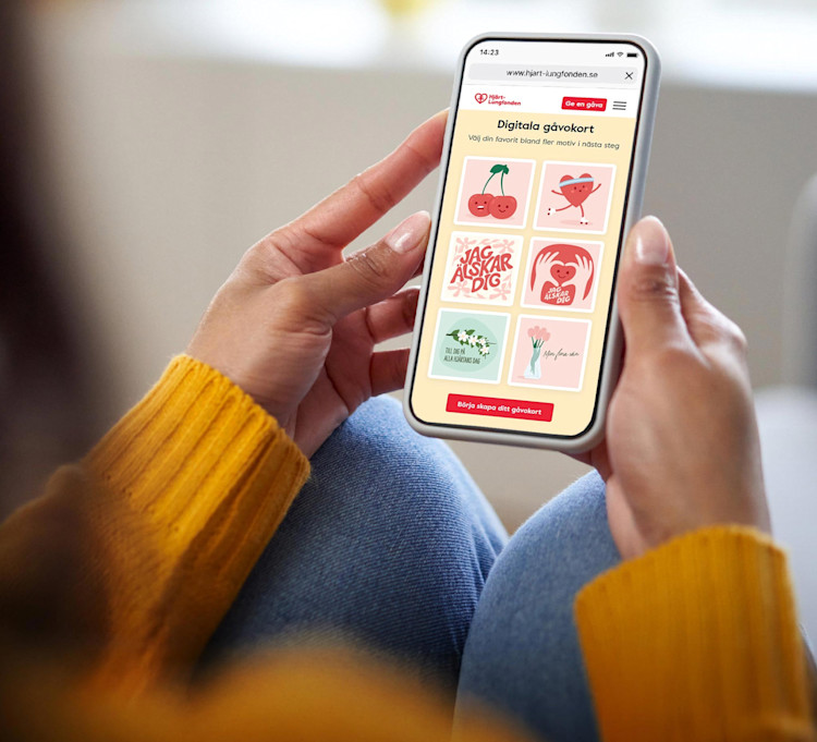 Kvinna håller i en mobil.