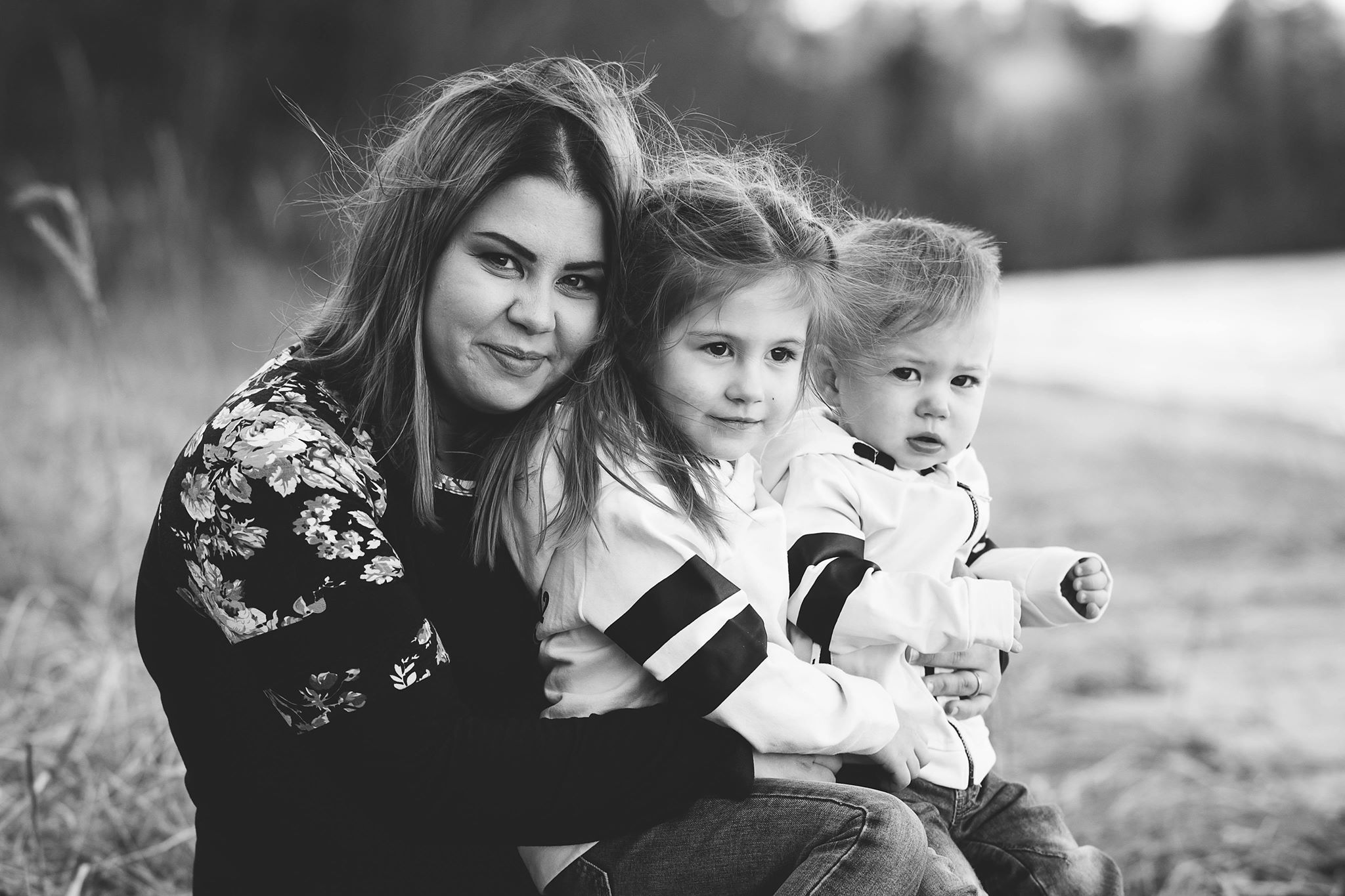 Kvinna håller om två små barn