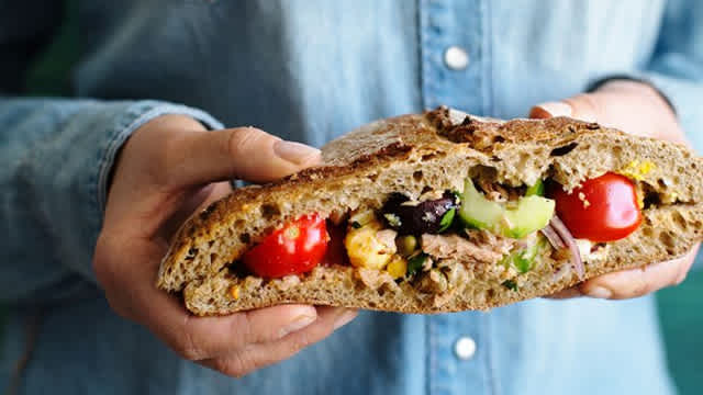 Pan bagna hålls upp i luften.