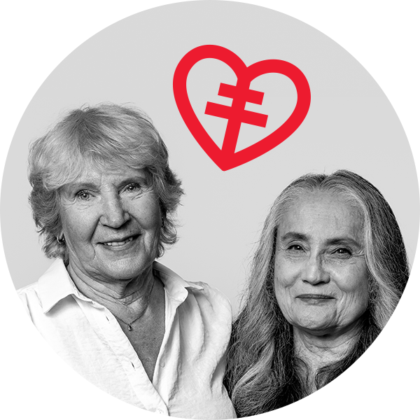 Två kvinnor skrattar