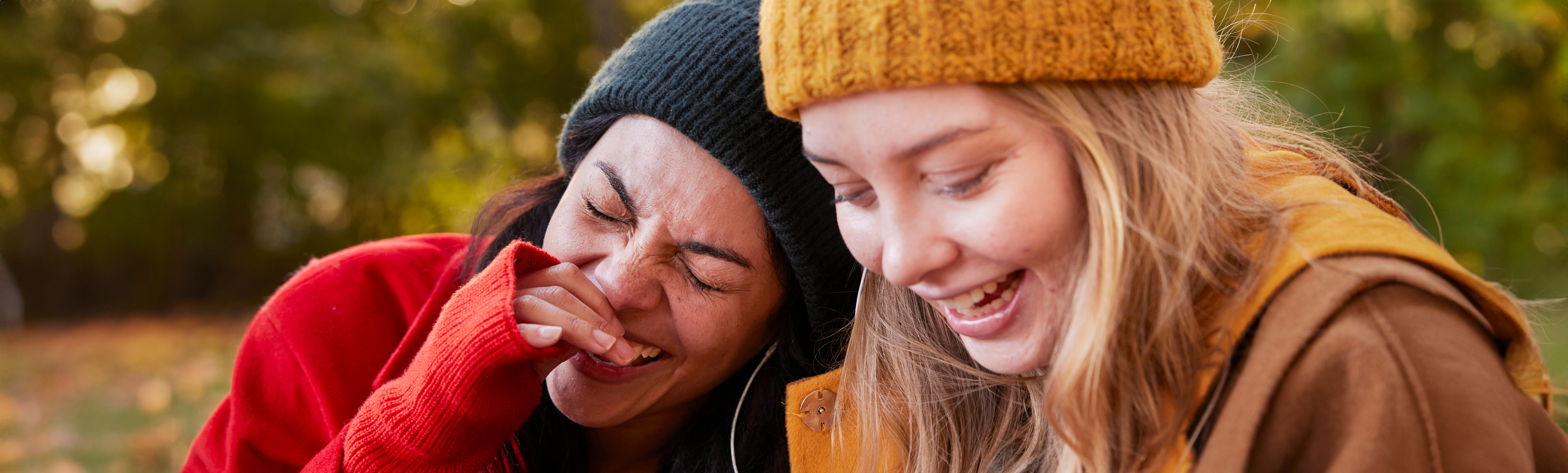 Två tjejer skrattar utomhus