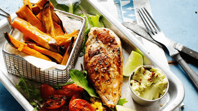 Grillad BBQ-kycklingfilé med stekt majs och körsbärstomater samt ugnsrostad sötpotatis