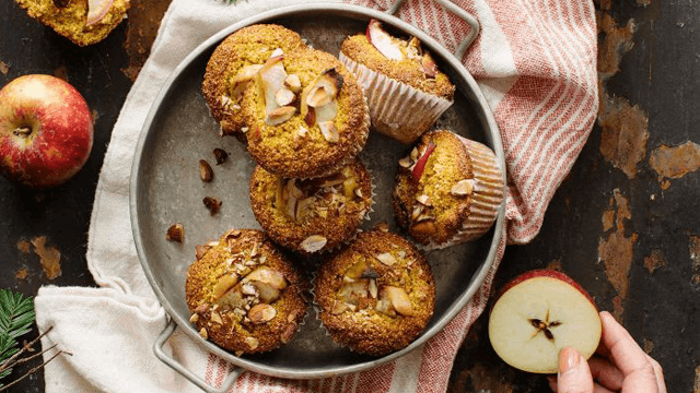 Saffransmuffins med äpple, russin och mandel