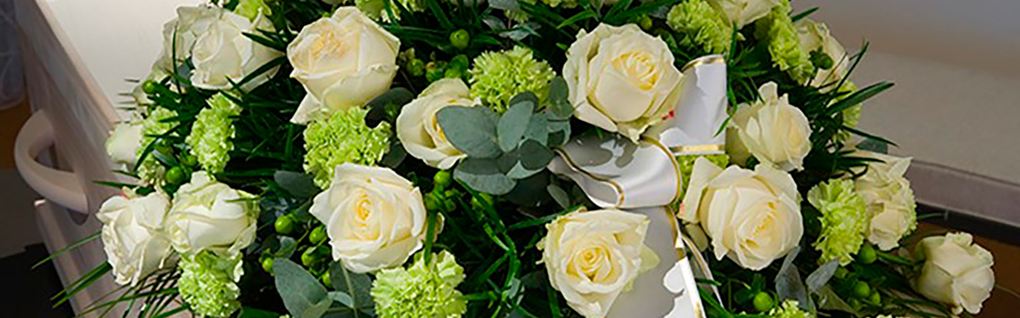 Kistdekoration med ljusgula rosor.