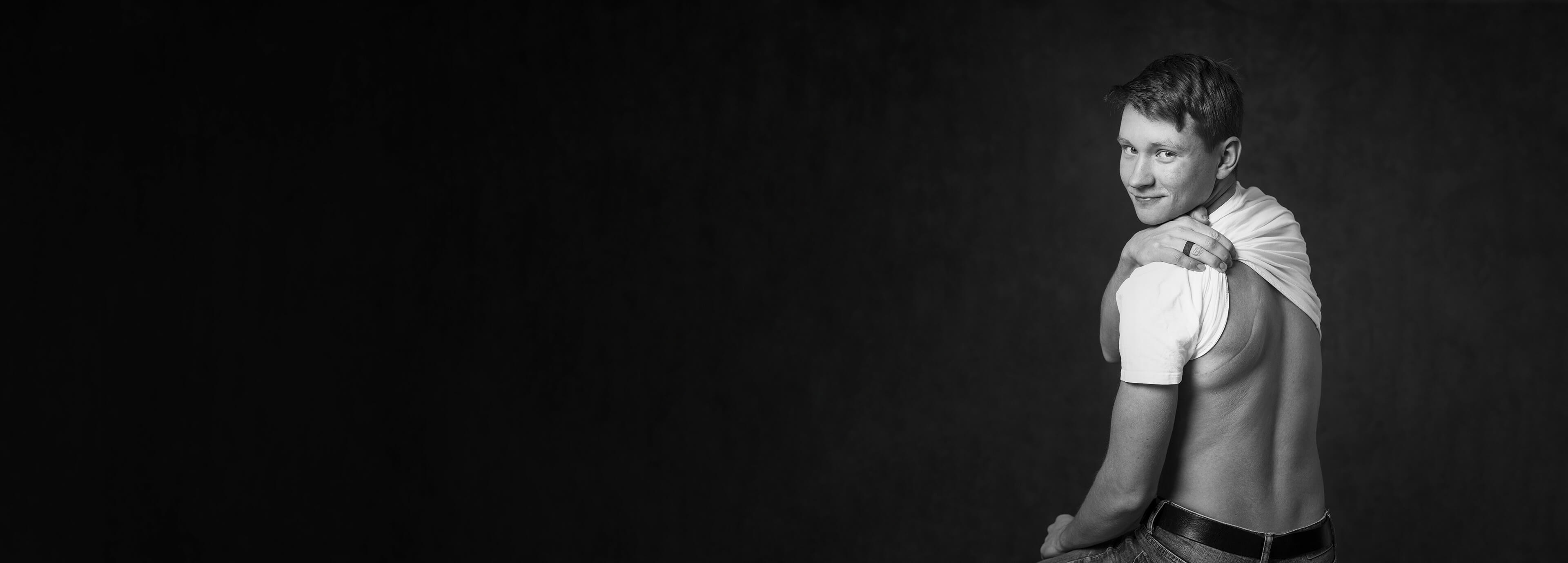 Tonårskille visar sitt är på ryggen