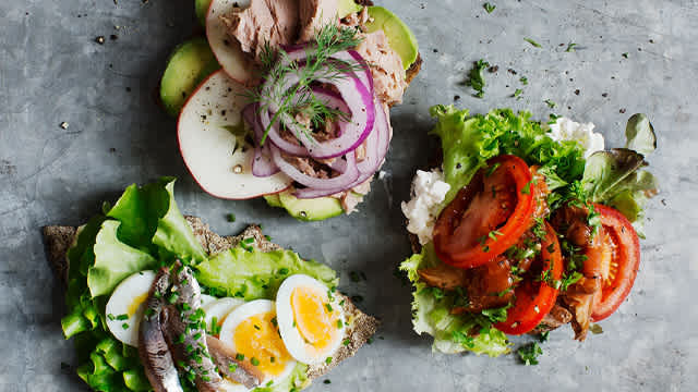 Tre mackor med olika pålägg.