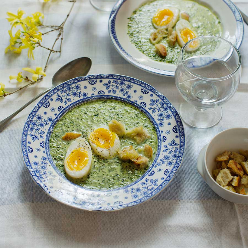 Nässelsoppa med ägg i en skål.