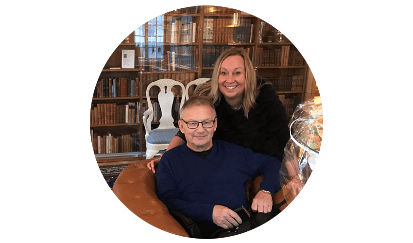 Jaana Ek och hennes pappa i ett vardagsrum