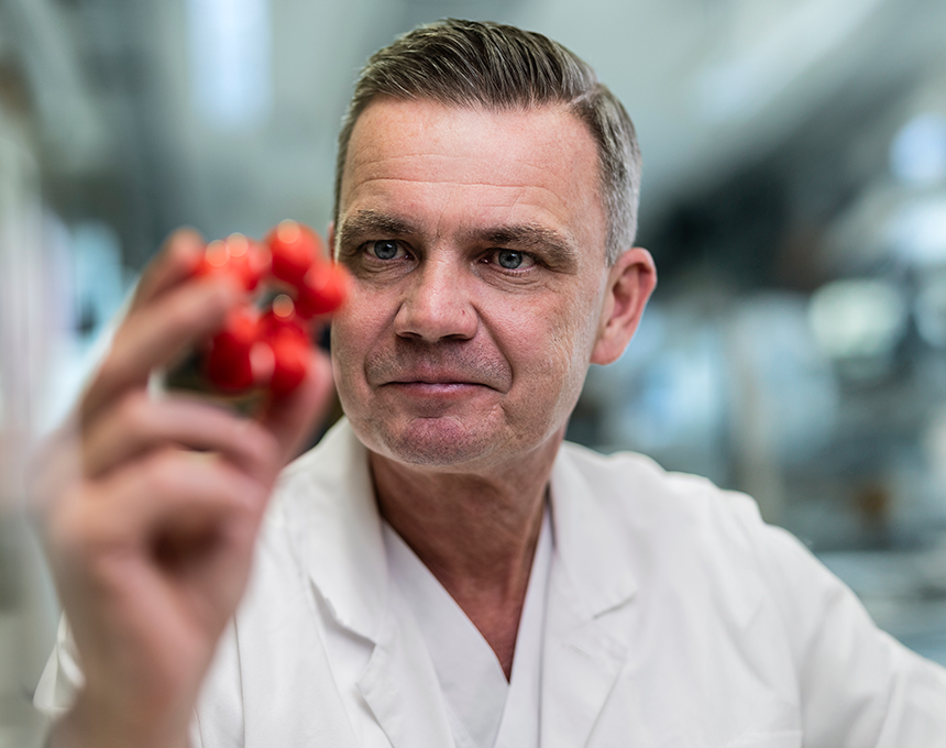 Forskare Martin Magnusson håller i en molekylfigur