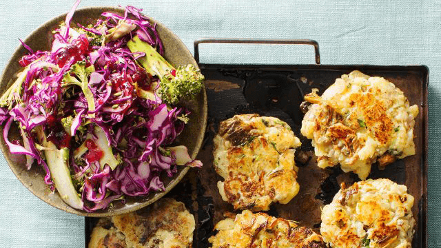 Svamp- och potatisbullar samt kålsallad med lingon