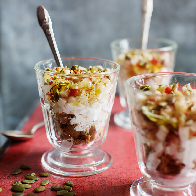 Keso och skorpor med äpple och kanel i glas.