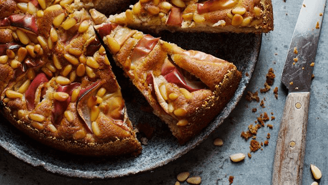 Äppelkaka med citron, pinjenötter och russin