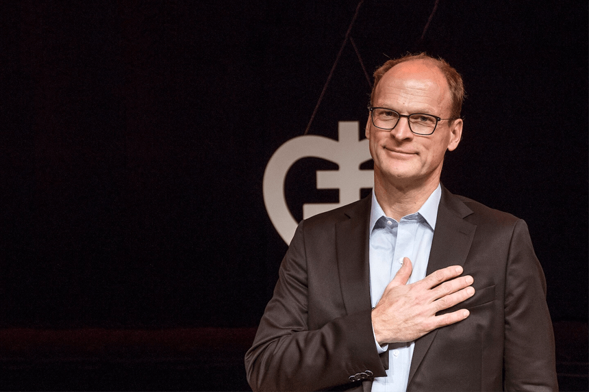 Göran Bergström med handen på hjärtat