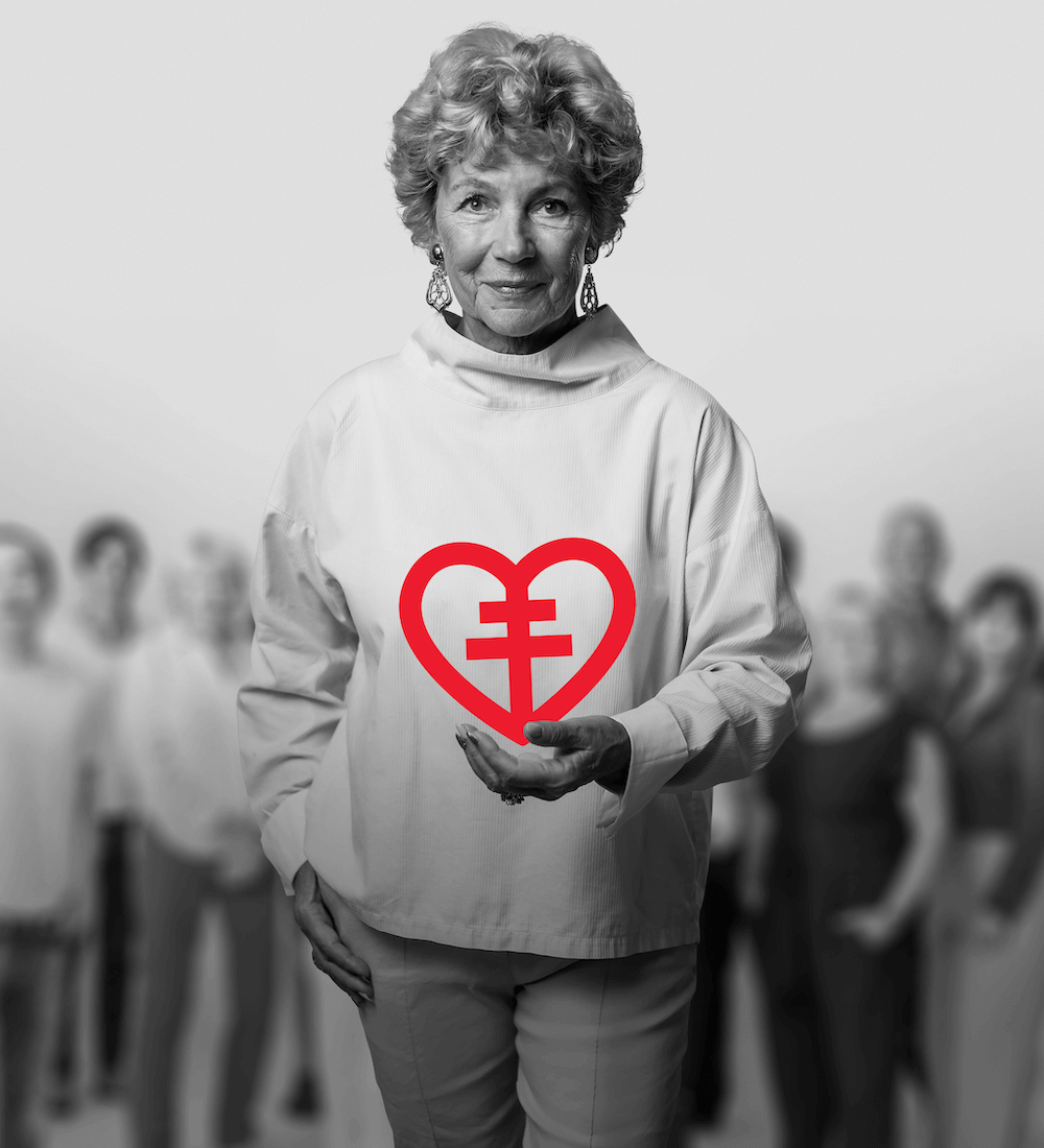 Amelia Adamo håller i Hjärt-lungfonden symbol