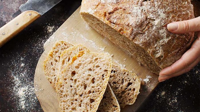 Bröd på en skärbräda.