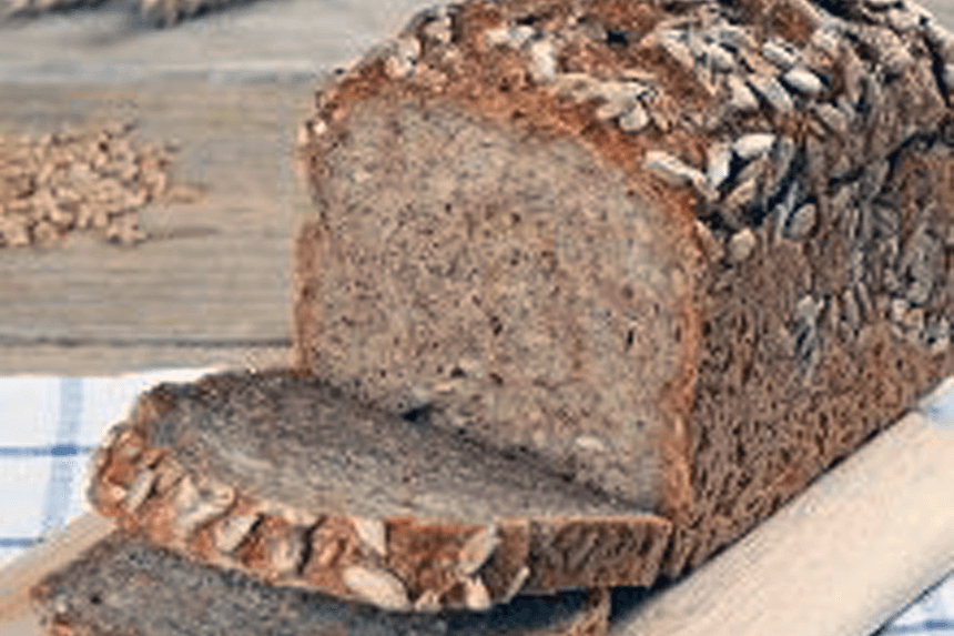 Grovt bröd på en skärbräda