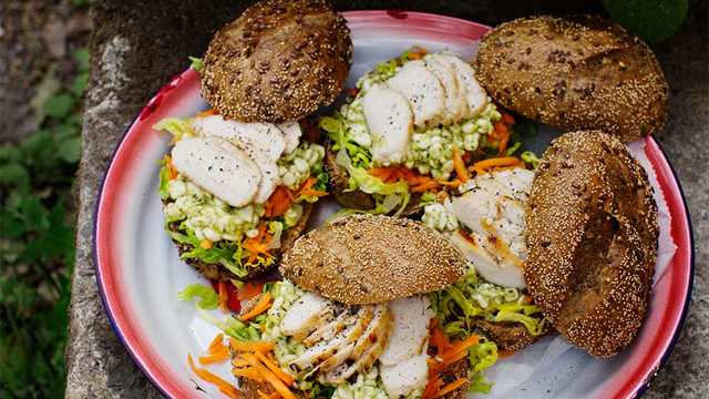 Picknickmackor på en tallrik.