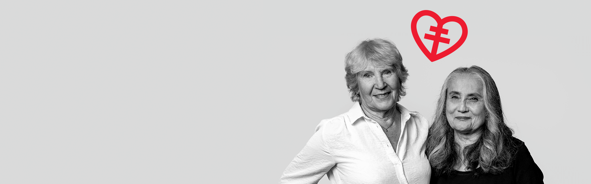 Två kvinnor står bredvid varandra och skrattar