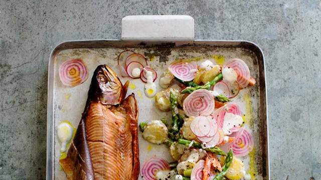 Krämig primörsallad med senapsdressing