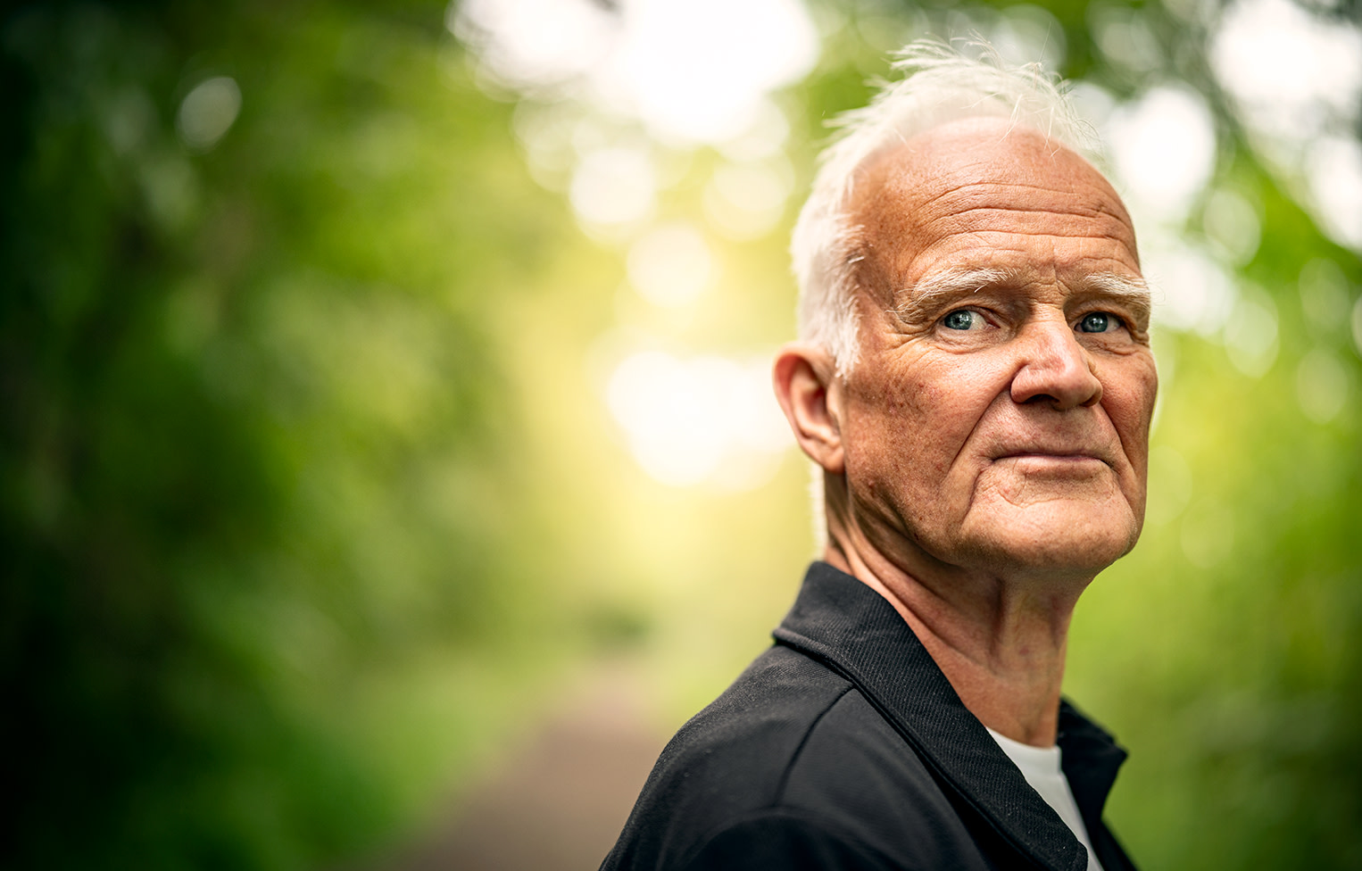 Thomas Andersson med idiopatisk lungfibros ute i skogen.