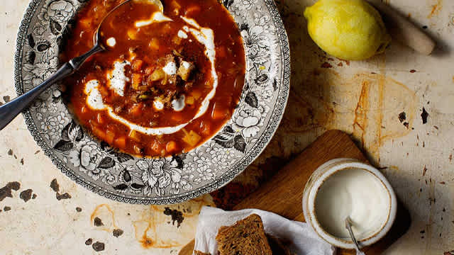 Gulaschsoppa i en skål.