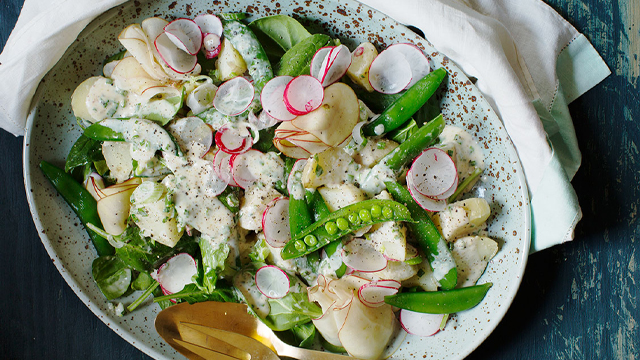 Potatissallad och grönt i en skål.