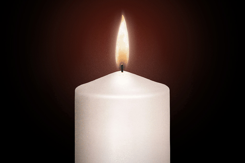 Vitt stearinljus som brinner mot mörk bakgrund.