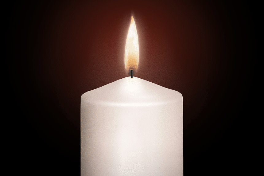 Vitt stearinljus som brinner mot mörk bakgrund.
