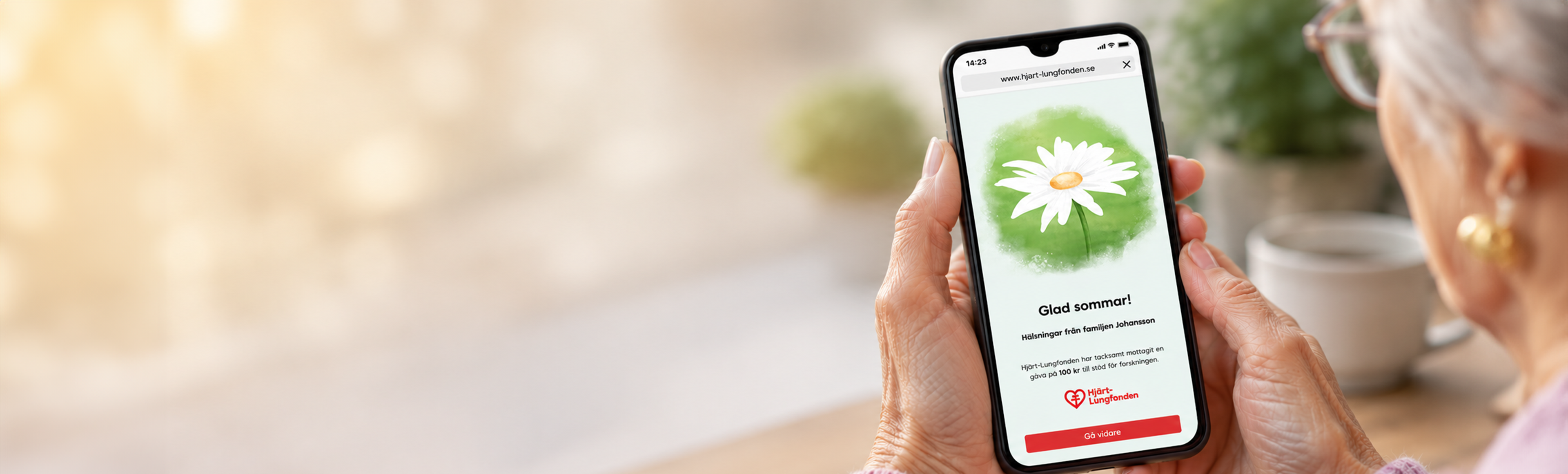 Äldre kvinna håller i mobiltelefon