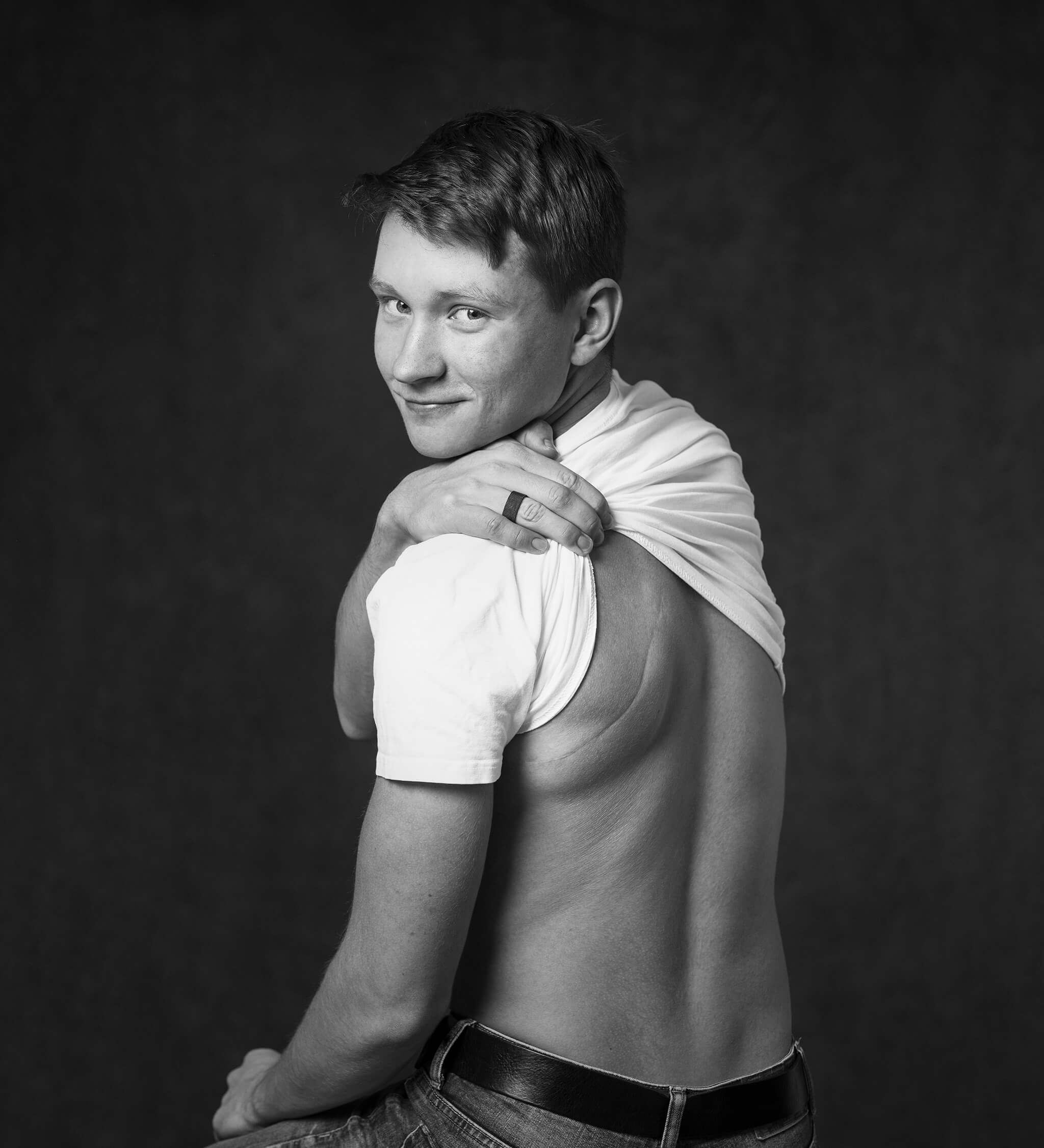 Tonårskille visar sitt är på ryggen