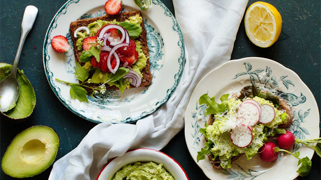 Te med bär i ett glas.