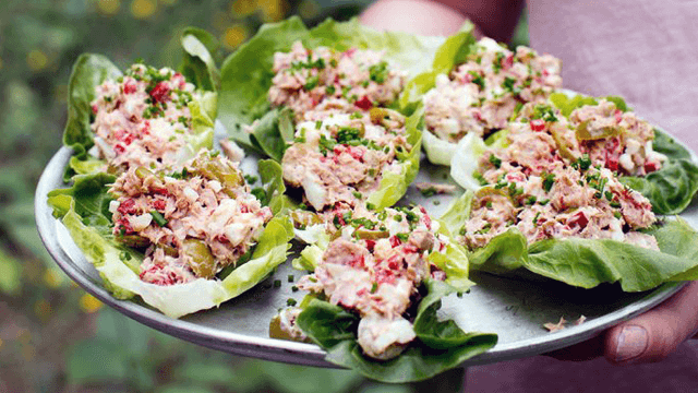 Tonfisksallad i salladsblad