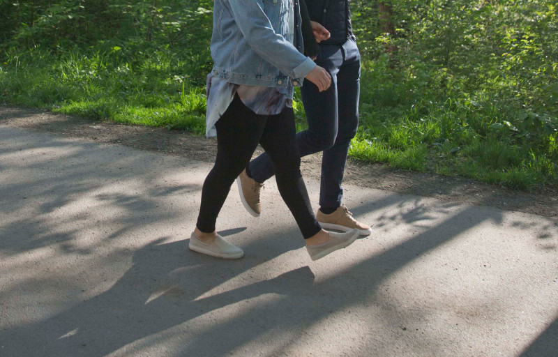 Beskuren bild av två personer på promenad