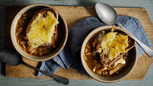 Löksoppa i skålar.