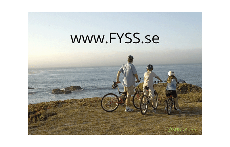 text www.FYSS.se och tre cyklister som står vid havet