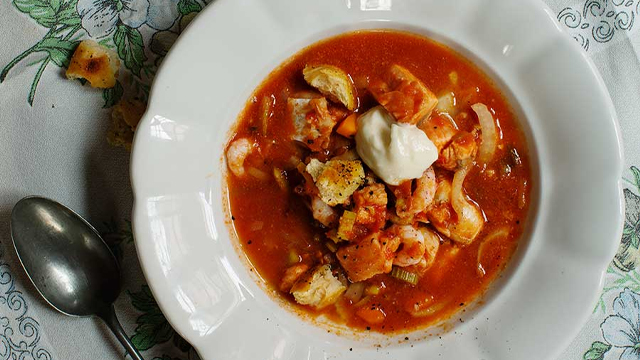 Fiskgryta i en skål.