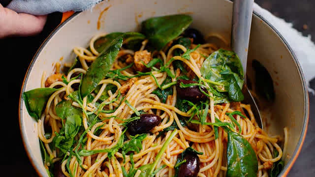 Pasta i en kastrull.