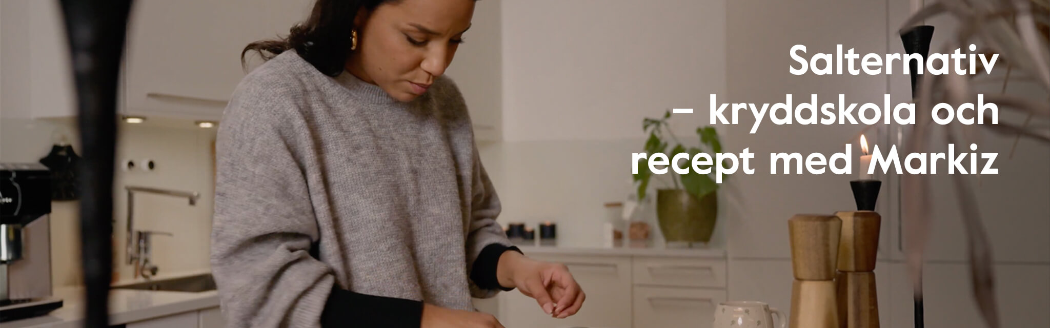 Markiz står i köket och kryddar mat. På bilden står texten "Salternativ - kryddskola och recept med Markiz".