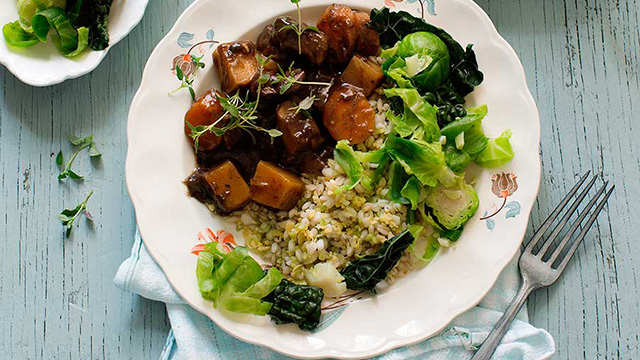 Älggryta serverad på tallrik tillsammans med kokta gryn, brysselkål och bulgur