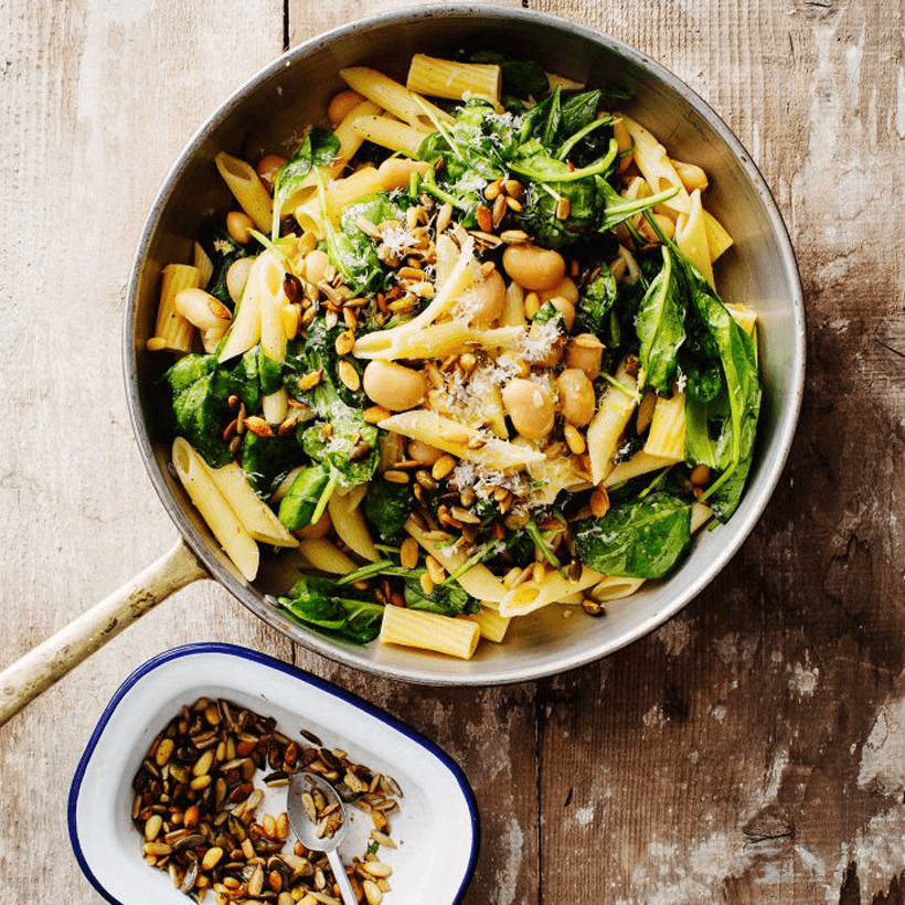 Pasta med mycket grönt, bönor, fröströssel och parmesan