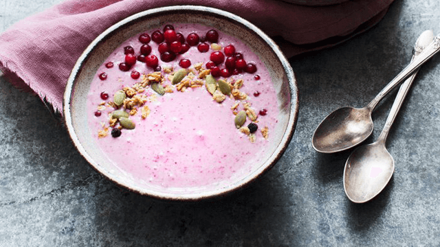 Lingonsmoothie-bowl med kanel och kardemumma
