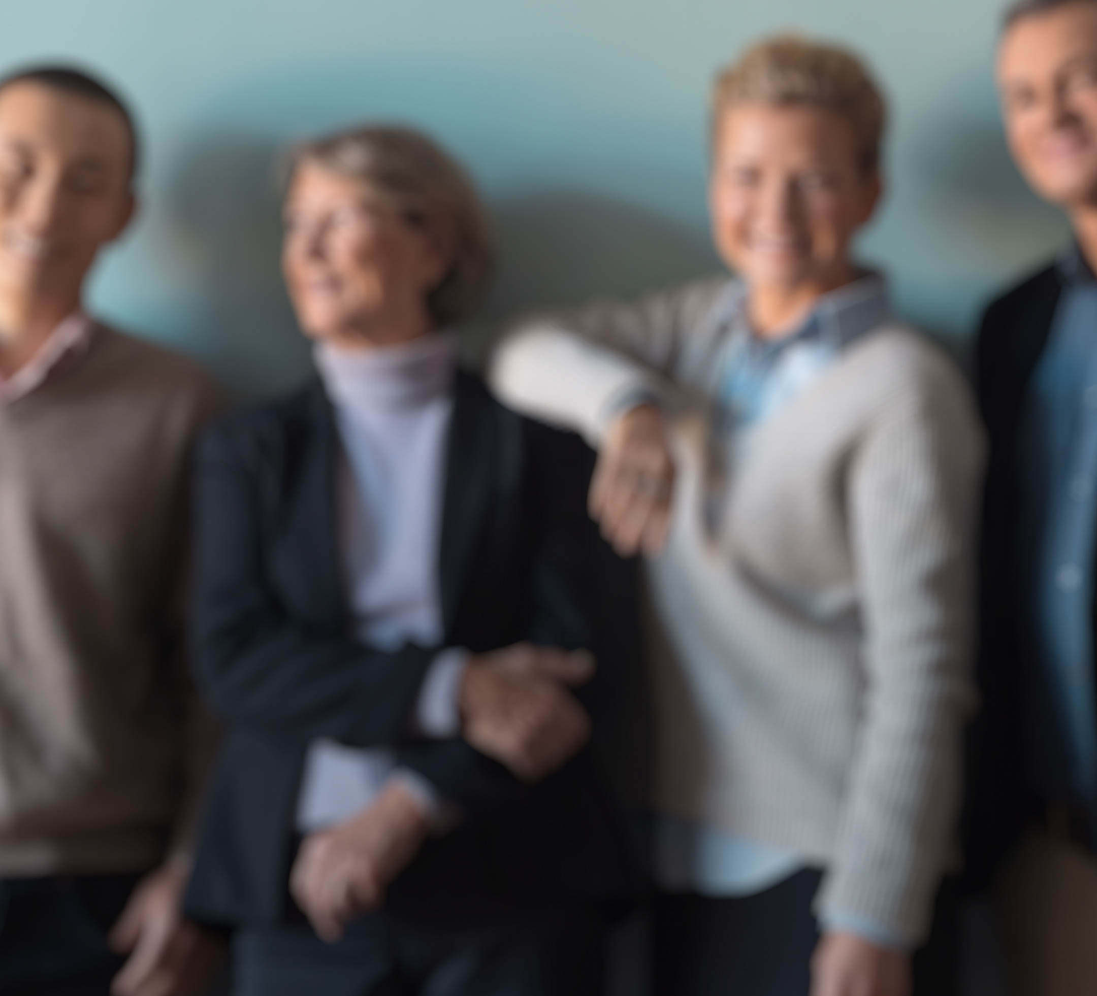 Fyra personer med suddigt fokus